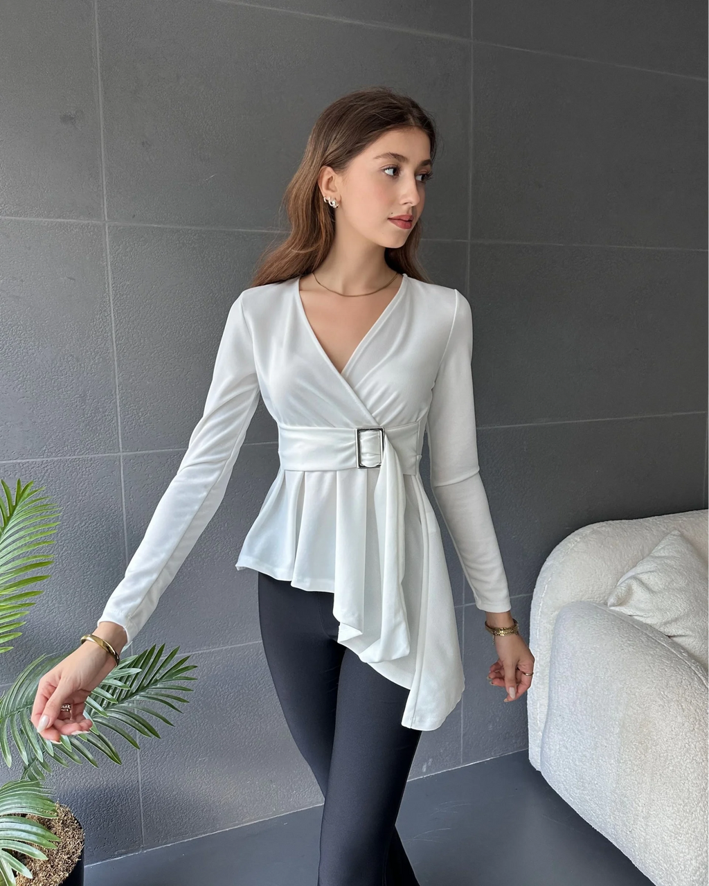 Asimetrik Kesim Kemer Detaylı Bluz
